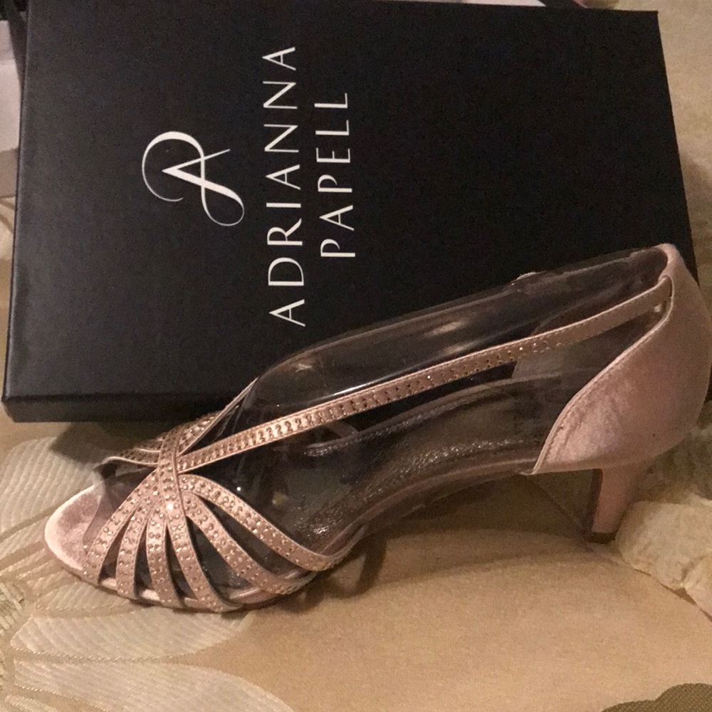 Adrianna Papell 7.5 formal event shoes. Satin
